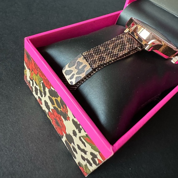 Betsey Johnson large face leopard mesh band watch with magnetic closure 🐾 - Picture 4 of 7